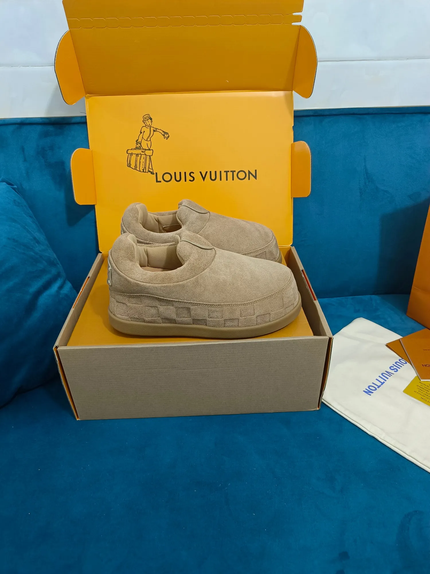 👟👟Ex-factory price 640👟👟 LV YETI slip-on shoes, based on suede cow leather, partially embossed with Nigo's reinterpretation of LV Damier pattern, cleverly echoing the Chinese tradition of taking off shoes when entering the house, and the "small feet" aesthetic is integrated into Chinese street genes. The palm-printed rubber outsole hides the LV letters and Monogram flowers. The exquisite craftsmanship made in Italy shows the brand's heritage in a comfortable slip-on style. The reservation mode adds a unique style, it is traditional and trendy, and it is suitable for couples aged 35-45.